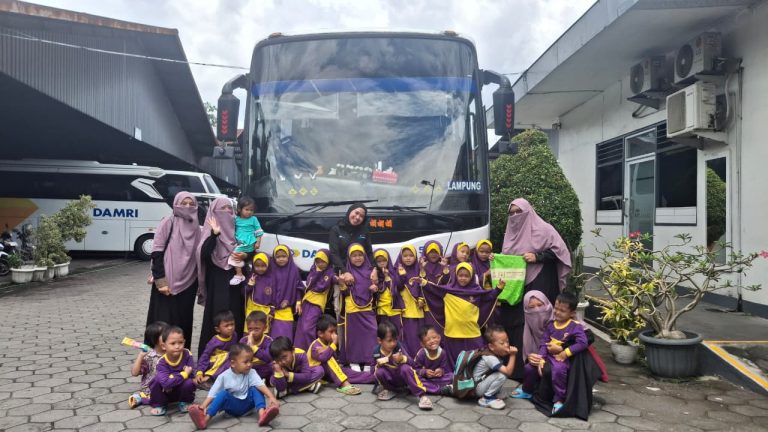 Outing Class KB Halimah As-Sa’diyah ke DAMRI Yogyakarta: Belajar Transportasi dan Adab Berkendaraan Sejak Dini